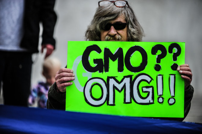 „Scanpix“/„Sipa USA“ nuotr./GMO priešininkas proteste prie JAV vyriausybės