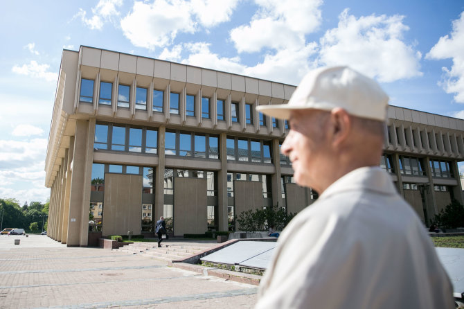 Žygimanto Gedvilos / 15min nuotr./Pensininkas prie Seimo