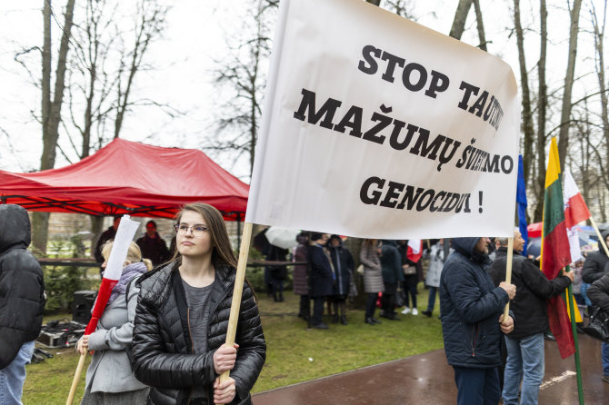 Irmanto Gelūno / BNS nuotr./Mitingas „Apginti tautinių mažumų mokyklas Trakų rajone“