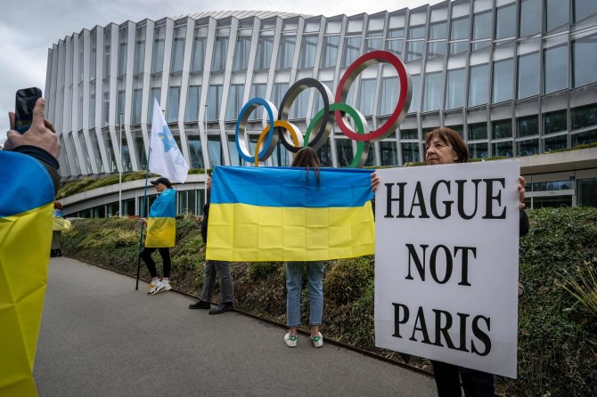 AFP/„Scanpix“ nuotr./Ukrainą palaikantys protestai prie olimpinių žiedų