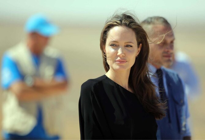 „Scanpix“/„SIPA“ nuotr./Angelina Jolie pabėgėlių stovykloje Sirijoje