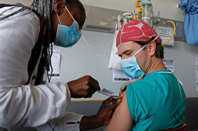 AFP/„Scanpix“ nuotr./Vakcinacija nuo koronaviruso PAR