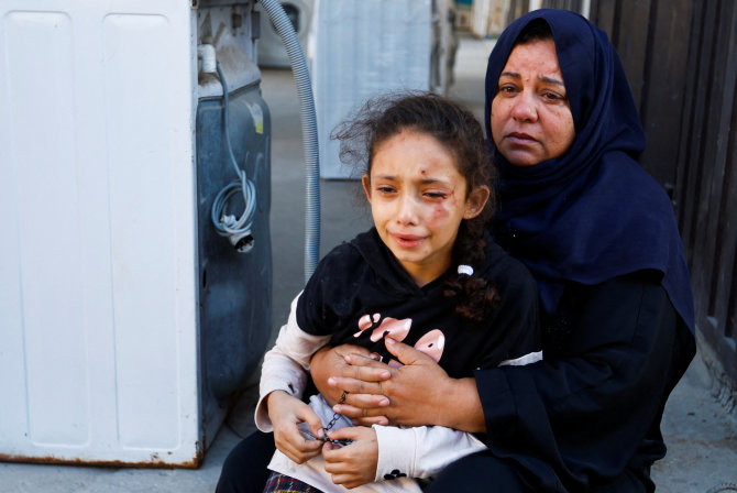 „Reuters“/„Scanpix“/Moteris su dukra Gazos Ruože