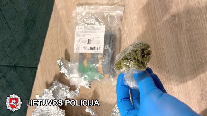 Policijos nuotr./Klaipėdos teisėsaugininkai su įkalčiais sulaikė jaunuolį įtariamą platinusį narkotines medžiagas