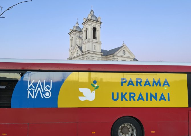Kauno miesto savivaldybės nuotr./Kauniečių Ukrainai išsiųsta parama – prikrovė autobusus į lubų