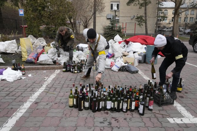 „Scanpix“/AP nuotr./Kijeve ruošiami Molotovo kokteiliai