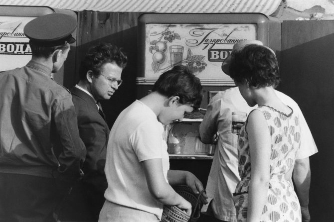 „Scanpix“ nuotr./Gazuoto vandens automatas Maskvos gatvėje (1960 m.)