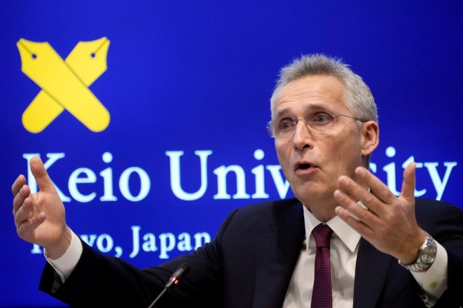 „AP“/„Scanpix“/NATO vadovas Jensas Stoltenbergas Kejo universitete Tokijuje