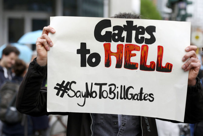 „Reuters“/„Scanpix“ nuotr./Sąmokslo teorijų apie Billą Gatesą šalininkas