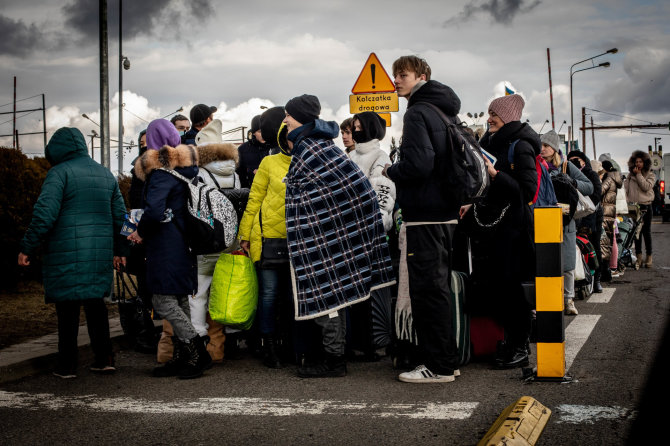 Vidmanto Balkūno / 15min nuotr./Ukrainos karo pabėgėliai kerta Krakovets sienos perėjimo punktą į Lenkiją