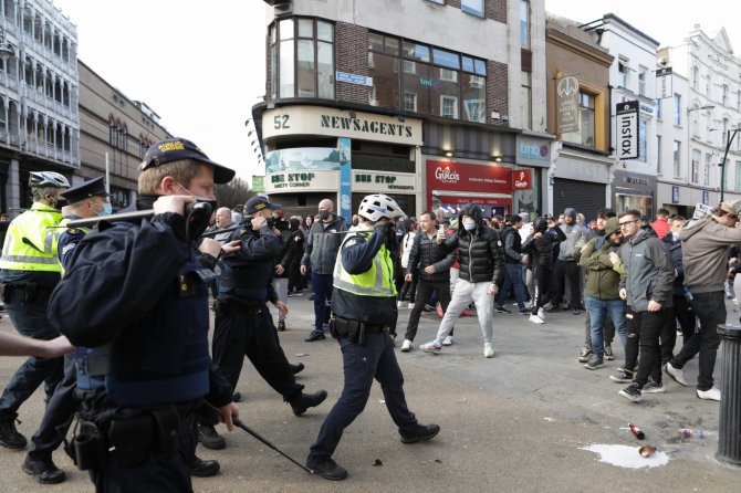 „Scanpix“/„PA Wire“/„Press Association Images“ nuotr./Policijos ir protestuotojų akistata Dublino centre