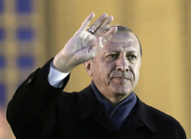 „Scanpix“/AP nuotr./R.T.Erdoganas Vakarams sako nesikišti į Turkijos reikalus