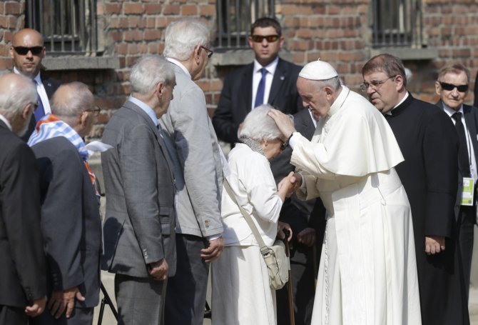 „Reuters“/„Scanpix“ nuotr./Popiežius Pranciškus tyliai pasimeldė buvusioje Aušvico mirties stovykloje