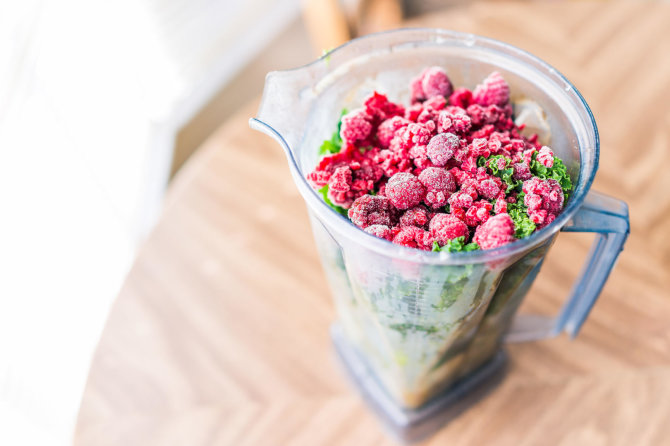 Vida Press Photo/Frozen berries in a blender