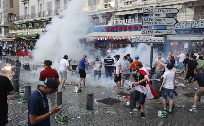 „Scanpix“ nuotr./Futbolo sirgalių susirėmimas Marselyje 