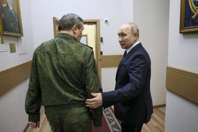 „Scanpix“/AP nuotr./Vladimiras Putinas ir Valerijus Gerasimovas lankosi kariniame štabe, skirtame puolimui Ukrainoje 