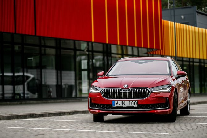 Konkurso „Metų automobilis“ organizatorių nuotr./"Škoda Superb"