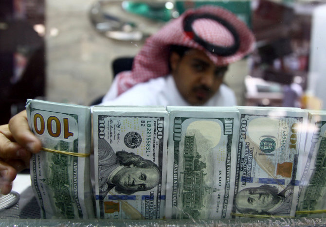 „Reuters“/„Scanpix“ nuotr./Pinigų keitykla Saudo Arabijoje