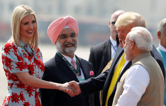 „Reuters“/„Scanpix“ nuotr./Donaldas Trumpas lankosi Indijoje