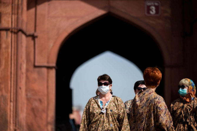 AFP/„Scanpix“ nuotr./Indijoje įstrigusiems turistams siūloma tiesiog laukti