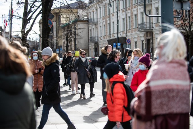 Arno Strumilos / 15min nuotr./Eilės prie prekybos centrų