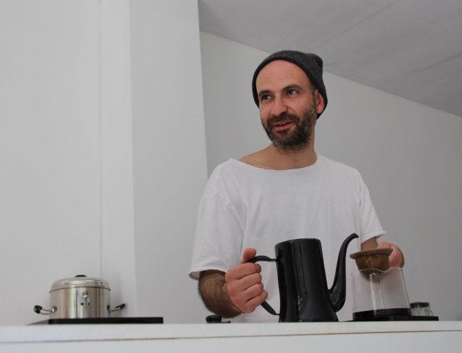 Jurgos Čekatauskaitės nuotr./Kavinės „Crooked Nose & Coffee Stories“ įkūrėjas Emanuelis Ryklys