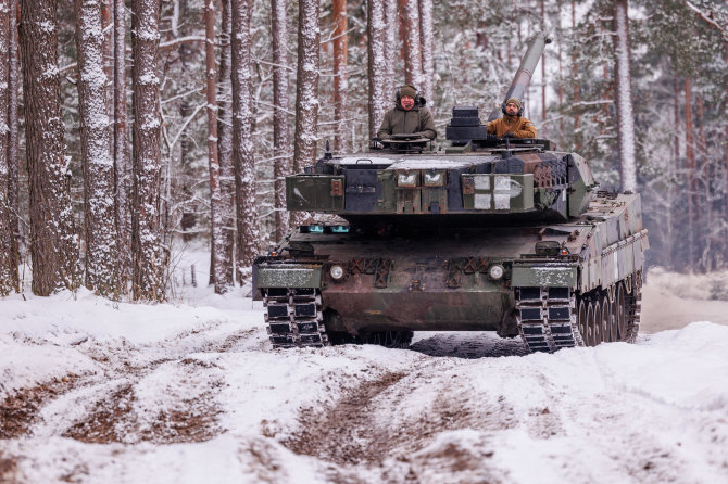 Eriko Ovčarenko / BNS nuotr./Tankų Leopard testavimas Gaižiūnų poligone