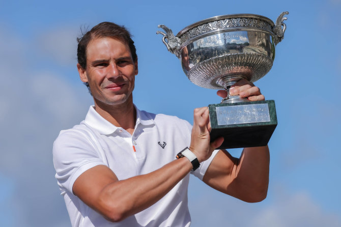„Scanpix“/„SIPA“ nuotr./Rafaelis Nadalis su „French Open“ čempiono taure