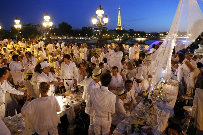 „Reuters“/„Scanpix“ nuotr./„Diner en Blanc“ – vakarienė baltai