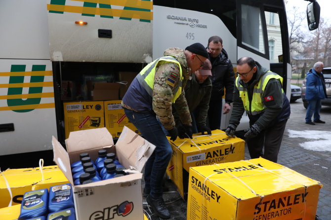 „Stiprūs kartu“ dalija humanitarinę pagalbą Lvive