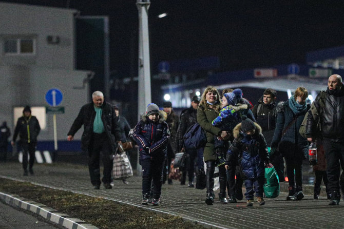 „Scanpix“/ITAR-TASS nuotr./Rusijos palaikomi separatistai Donbase paskelbė pradedantys civilių evakuaciją į Rusiją