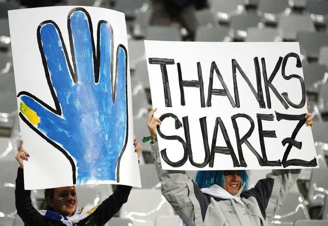 AFP/„Scanpix“ nuotr./Urugvajaus sirgaliai dėkoja Luisui Suarezui dėl jo žaidimo ranka 2010-aisiais