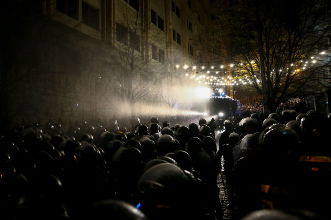 AFP/„Scanpix“ nuotr./Sakartvelo policija vaikydama protestuotojus panaudojo vandens patranką