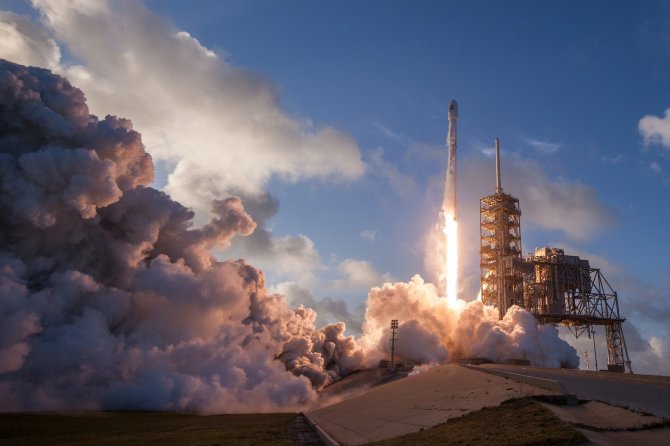 Unsplash nuotr./„SpaceX Falcon 9“ raketos startas