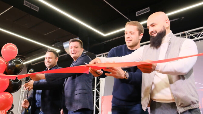„Berg Auto“ youtube paskyros stop kadras/„Berg Auto“ atidarymo akimirka. Benas Gutkauskas – antras iš dešinės 