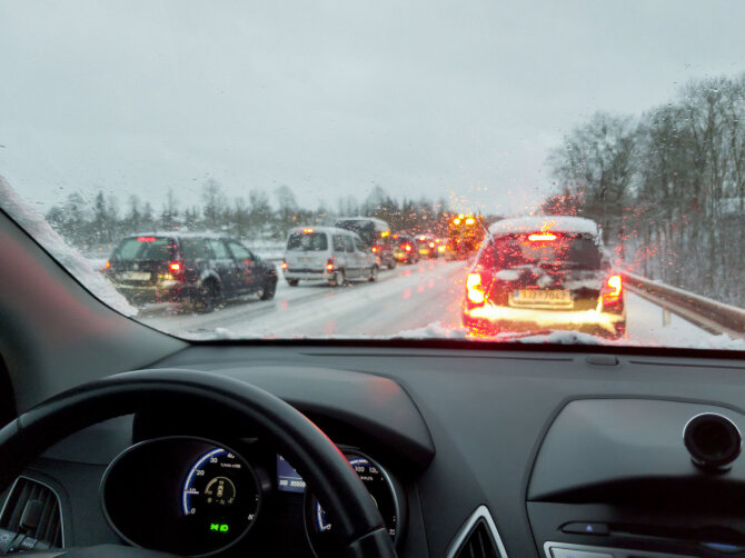 123RF.com nuotr./Žiemą ypač svarbu laikytis saugaus atstumo tarp transporto priemonių