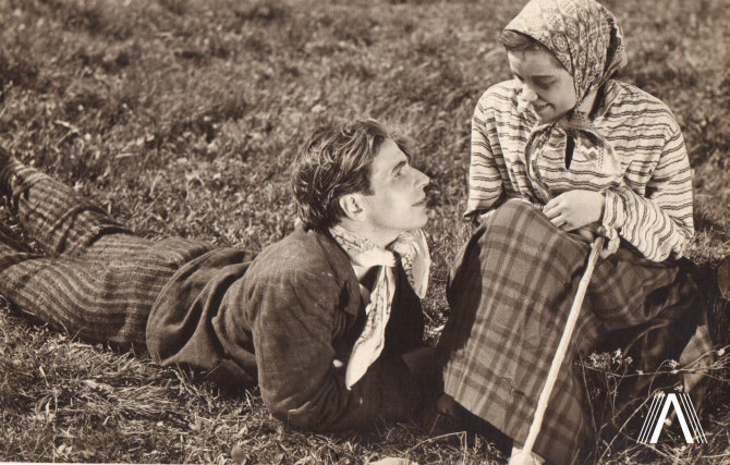 archivesofculture.com nuotr./1931 m. filmo „Onytė ir Jonelis“ kadras. Jonelis (Vladas Sipaitis) ir Onytė (Vanda Lietuvaitytė)