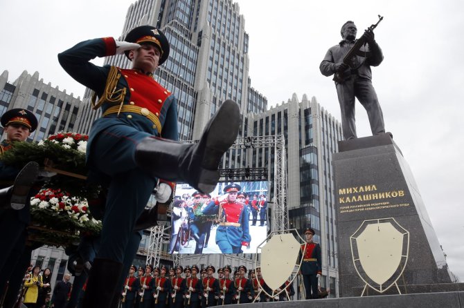 AFP/„Scanpix“ nuotr./Maskvoje atidengtas paminklas ginklų konstruktoriui Kalašnikovui