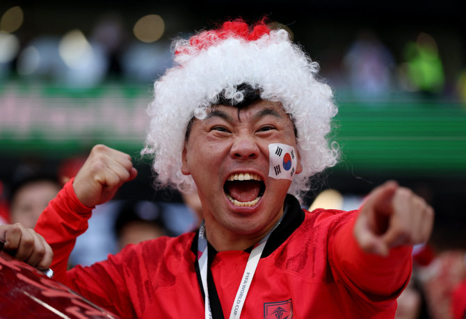 „Reuters“/„Scanpix“ nuotr./Pietų Korėjos futbolo sirgalius Katare