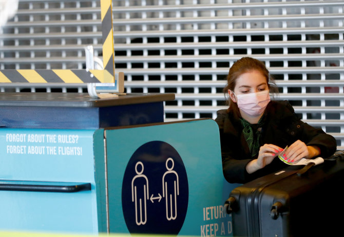 „Reuters“/„Scanpix“ nuotr./Moteris su kauke oro uoste