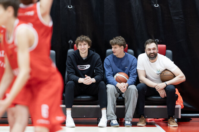 Lukas Balandis / BNS nuotr./Matas ir Vincas Buzeliai bei Dmitrijus Piršinas
