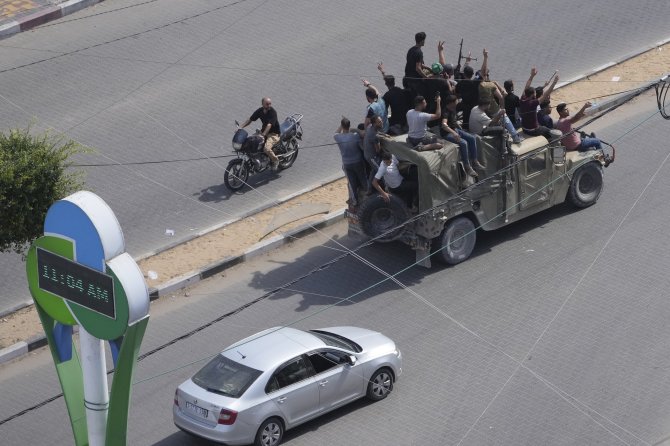 „Scanpix“/AP nuotr./„Hamas“ kovotojai Gazos Ruože perėmė Izraelio kariuomenės transporto priemonę