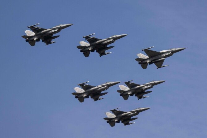 Lenkų naikintuvai F-16 / WOJTEK RADWANSKI / AFP