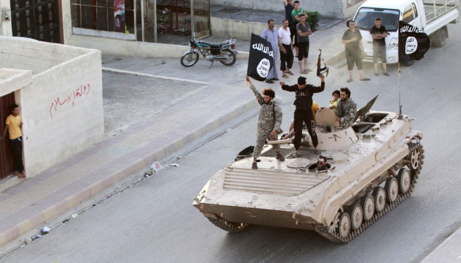 AFP/„Scanpix“ nuotr./„Islamo valstybės“ kovotojai Rakoje
