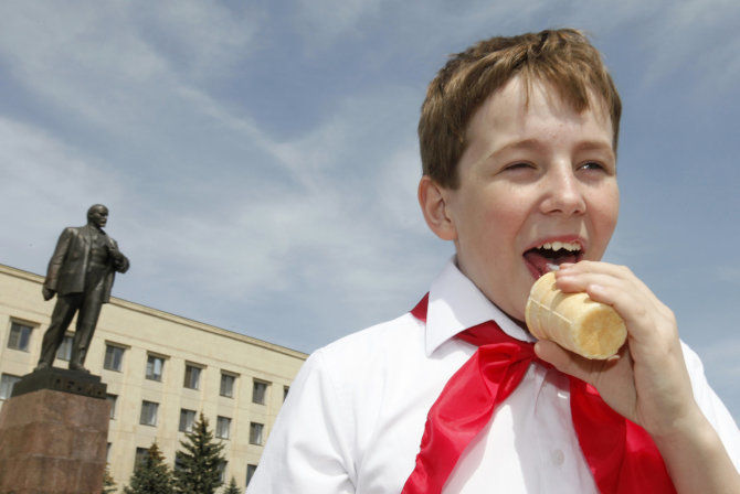 „Reuters“/„Scanpix“ nuotr./Sovietinės nostalgijos įvaizdžių komplektas: laiminga pionieriška vaikystė, „skaniausias pasaulyje“ plombyras ir Lenino stabas