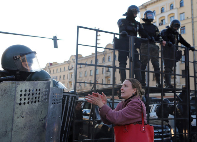 „Reuters“/„Scanpix“ nuotr./Minsko gatvėse – tūkstančiai protestuotojų