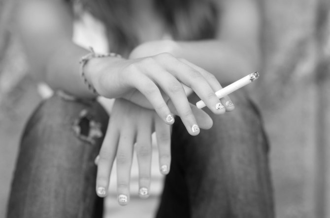 „Fotolia“ nuotr./Cigaretė paauglės rankoje