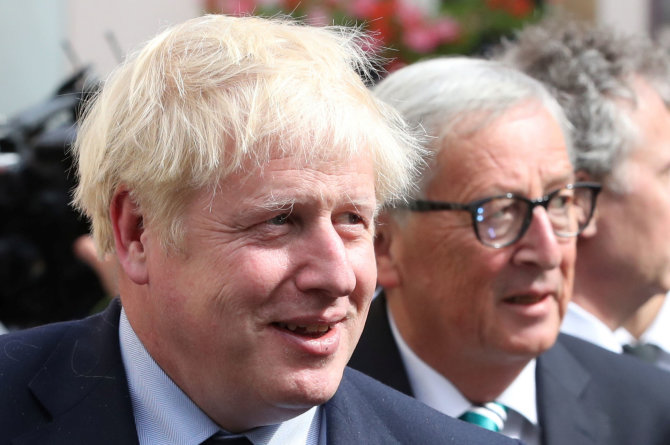 „Reuters“/„Scanpix“ nuotr./Borisas Johnsonas ir Jeanas-Claude'as Junckeris