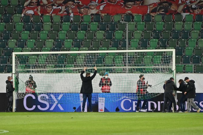 „Scanpix“ nuotr./Prieš rungtynes Sankt Galeno stadione Šveicarijoje buvo keičiami vartai.