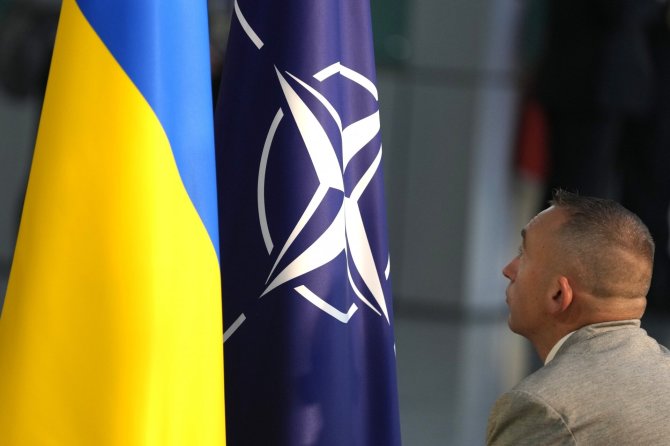 NATO kitais metais susitarė Ukrainai skirti 40 mlrd. eurų paramos / Virginia Mayo / AP